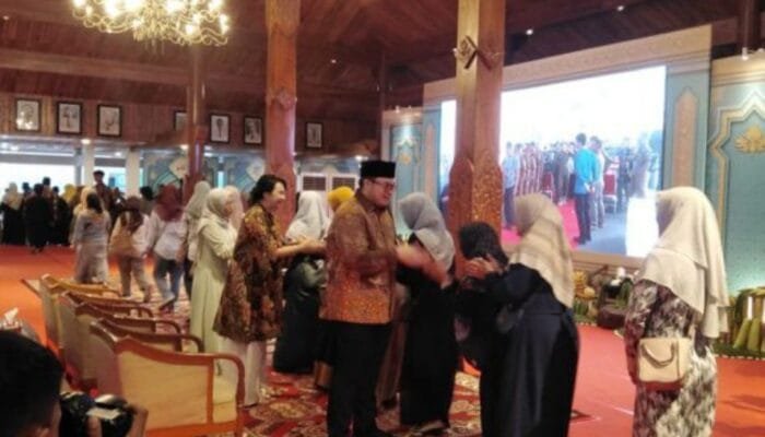 Warga Kediri Nglencer Ning Pendopo, Ini Tujuannya