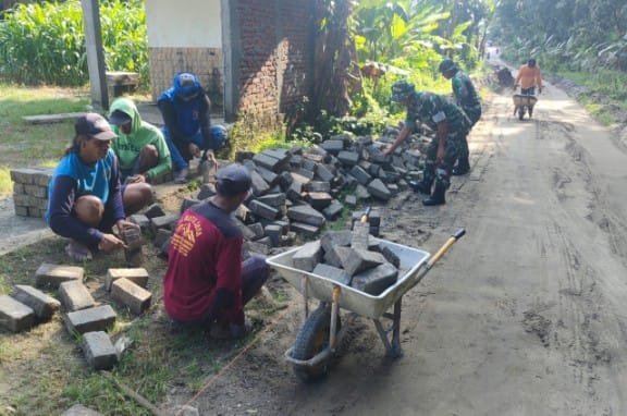 Sinergi TNI dan Warga, Babinsa Koramil Ngimbang Gotong Royong Perbaiki Jalan ke Gunung Ratu