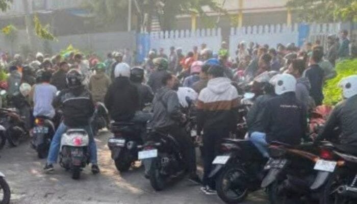 Gaji Dipotong, Ratusan Buruh di Gresik PT Putera Rackindo Sejahtera Mogok Kerja