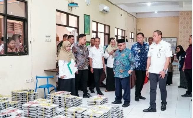 Mendikdasmen Pastikan Program MBG di Lamongan Berjalan Optimal