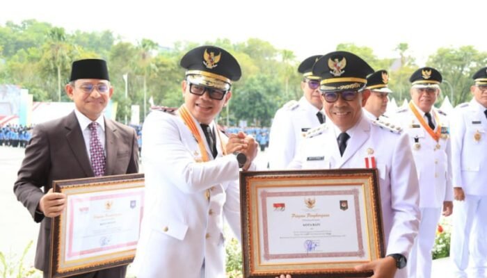 Pemkot Batu Raih Peringkat 6 Nasional dalam EPPD 2024, Wali Kota Terima Penghargaan dari Kemendagri