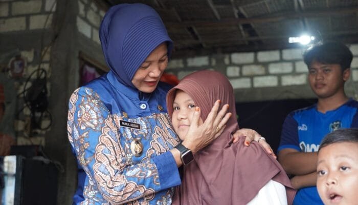 Pelukan Hangat Seorang Ibu Wakil Bupati Bojonegoro Kepada Keyza Rahmadira