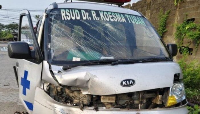 Kronologi Ambulance RSUD Koesma Tuban vs Truk Ringsek di Lamongan