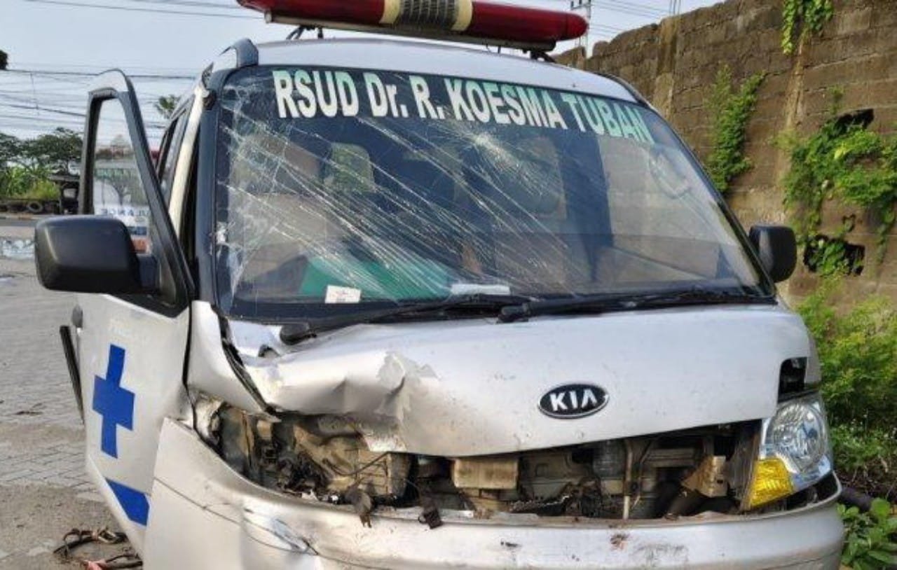 Mobil ambulance rsud dr r koesma tuban alami laka lantas copy 1280x814