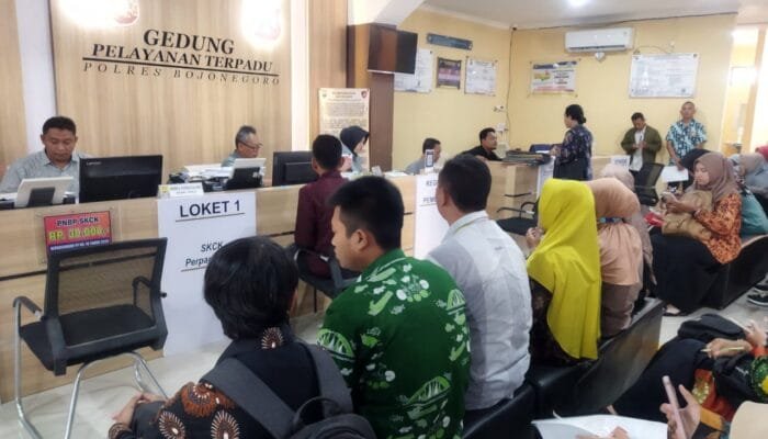 Membludak, Ratusan Guru Serbu Polres Bojonegoro Demi SKCK untuk PPG