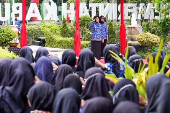 Pemkab Bojonegoro Rayakan Hardiknas 2025 dengan Penyerahan Beasiswa untuk Mahasiswa