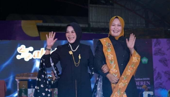 Wakil Bupati Bojonegoro Unjuk Gaya, Perkenalkan Batik “Obor Sewu” di Ajang Fashion Show Kebaya Modern