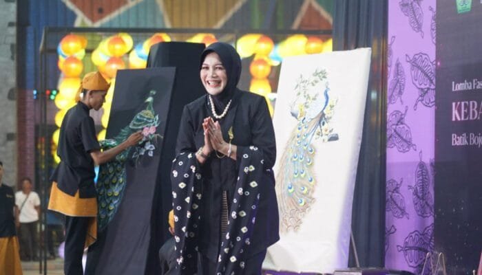Wabup Bojonegoro Tampil Memukau dengan Batik Obor Sewu di Panggung Fashion Show