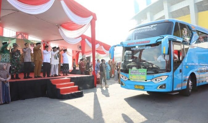 Momen Wabup Gresik Berangkatkan 260 Jamaah Calon Haji