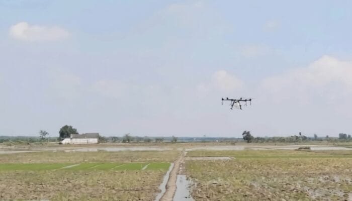 Drone Gratis untuk Petani Bojonegoro, Penyemprotan Kini Lebih Canggih dan Aman