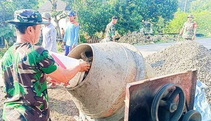 TNI dan Warga Margoagung Gotong Royong Cor Pondasi Musholla Baitul Mukminin