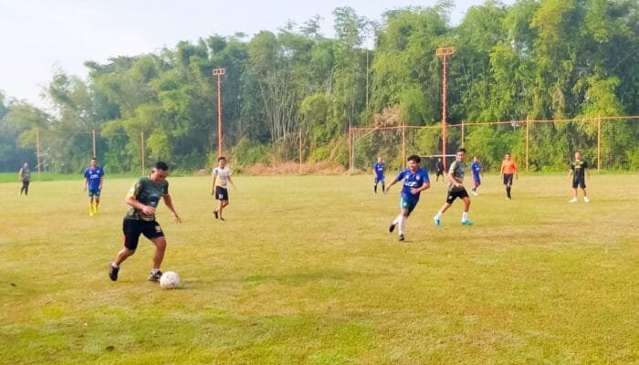 Babinsa Kepohbaru Lakoni Laga Sepak Bola Persahabatan Bareng Perangkat Desa