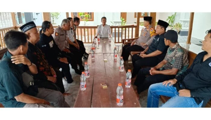 Kapolsek Balen dan BKP Sambangi Kades Pilanggede Jelang Haji