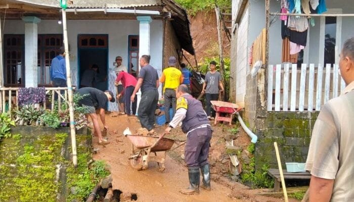 Sinergitas Polisi Bersama TNI dan BPBD Tangani Banjir dan Bersihkan Material Longsor di Kediri
