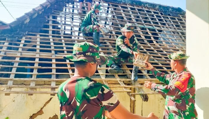 Babinsa dan Warga Woro Kompak Gelar Aksi Bersih Desa