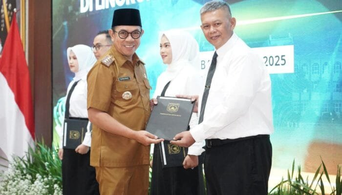 Wali Kota Batu Serahkan SK CPNS dan PPPK 2024, Ini Pesannya