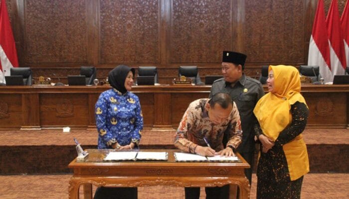 DPRD Bojonegoro Tetapkan Dua Perda Baru: Petani Dilindungi Sampah Dikelola