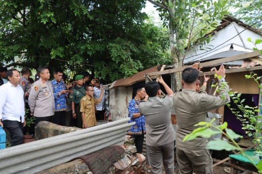 Polisi Bongkar Markas Pesta Sabu di Tengah Makam Pamekasan