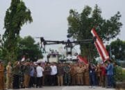 Petani Bojonegoro Pakai Drone untuk Semprot Pupuk, Hemat Waktu dan Tenaga