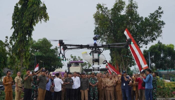 Petani Bojonegoro Pakai Drone untuk Semprot Pupuk, Hemat Waktu dan Tenaga