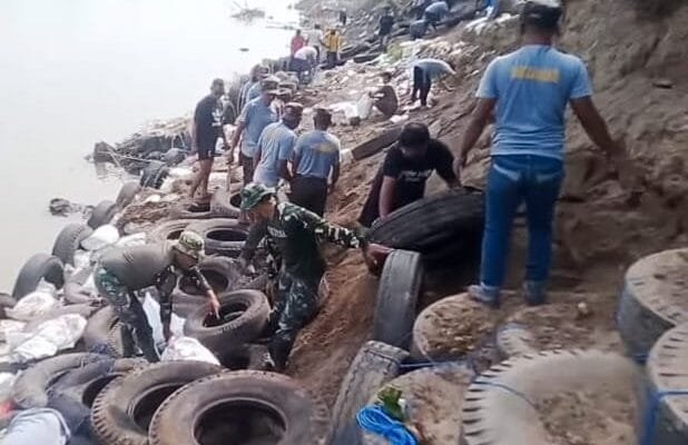 Bengawan Solo Menggila, TNI dan Warga Banjarjo Bojonegoro Hadang Longsor