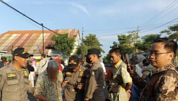 Satpol PP Bojonegoro Tertibkan Alun-Alun, Warga Luar Kota Terjaring