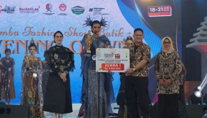 Tampil Glamor, Gaun Batik Malam di BWBF 2025 Bikin Penonton Terpukau