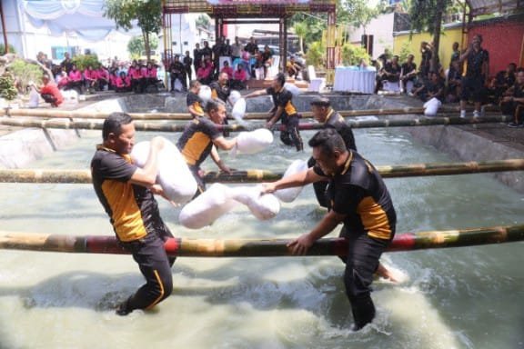 Tergelincir dan Tercemplung, Momen Lucu Perang Guling Polres Bojonegoro