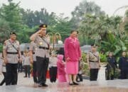Kapolri Tabur Bunga di Makam BJ Habibie dan Jenderal Hoegeng, Ini Maknanya