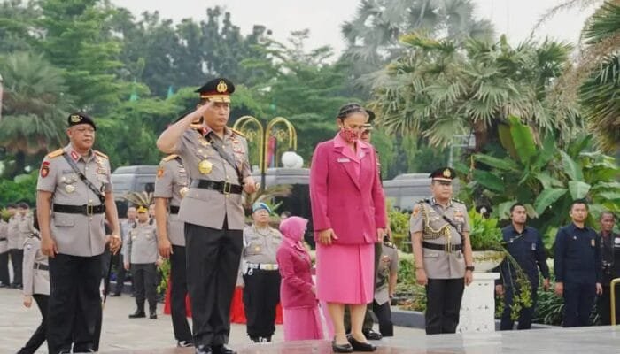 Kapolri Tabur Bunga di Makam BJ Habibie dan Jenderal Hoegeng, Ini Maknanya