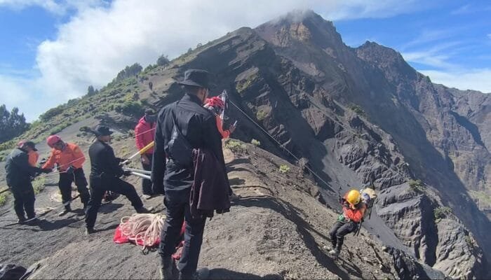 Juliana Terjatuh 500 Meter di Rinjani, Tim SAR Berjuang Lewati Badai