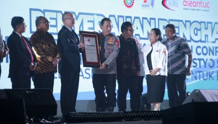 Ribuan Buruh Padati Indonesia Arena, Kapolri Terima Penghargaan Internasional dari ITUC