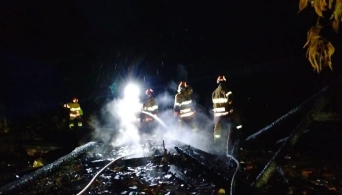 Anak ODGJ Diduga Bakar Rumah Ibunya Sendiri, Damkarmat Gerak Cepat