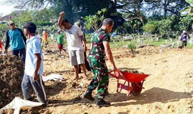 Babinsa dan Warga Sumberrejo Bojonegoro Gotong Royong Bersihkan Makam Leluhur