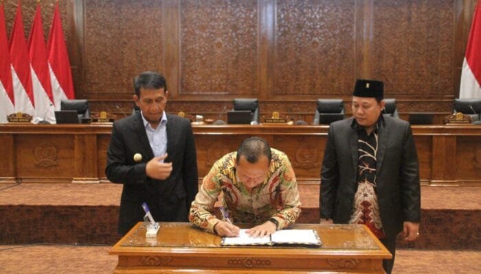 Perda Disahkan, Bupati Bojonegoro Puji DPRD: Kolaborasi Kuat Demi PAD dan Layanan Publik