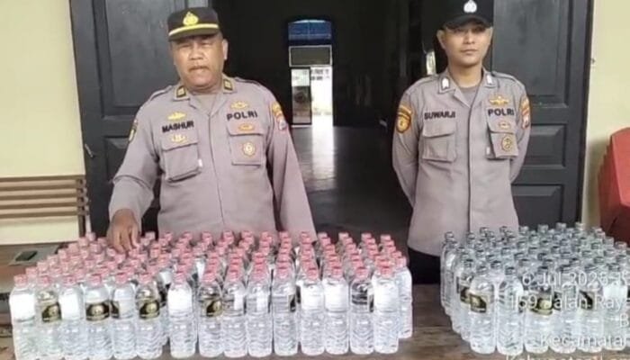 Polsek Babat Sita Ratusan Botol Miras dari Rumah Warga Lamongan