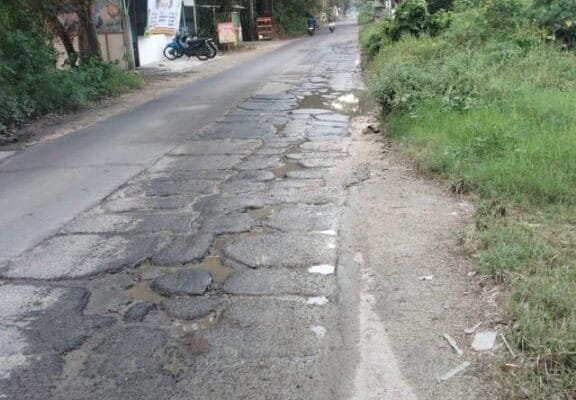 Sudah Dibiayai Bank dan APBD, Tapi Jalan Lamongan Masih Hancur-Hancuran, Kenapa