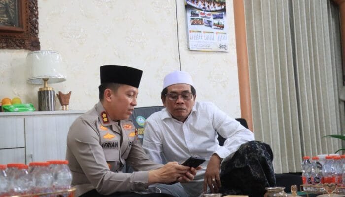 Kapolres Baru Langsung Sowan ke Ulama Karismatik Bojonegoro KH. Anwar Zahid di Ponpes Sabillunnajah