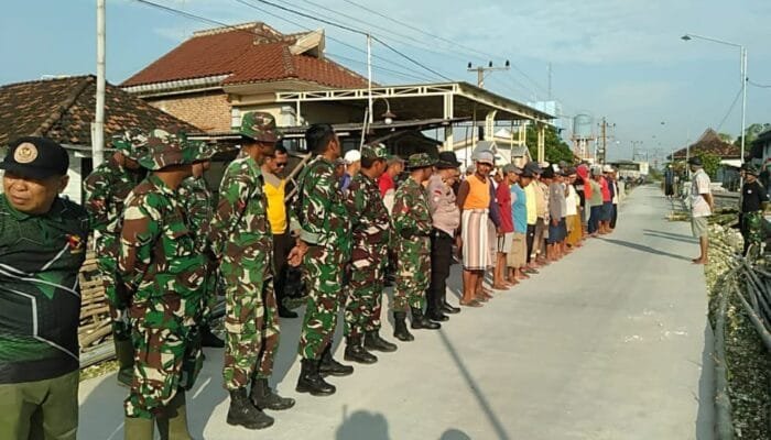 TNI Polri dan Warga Lamongan Kompak Gotong-royong Bendung Kali