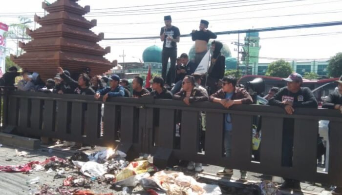 Gedung DPRD Jatim Diserbu Sampah, AMI: Kalian Boneka Mafia Narkoba
