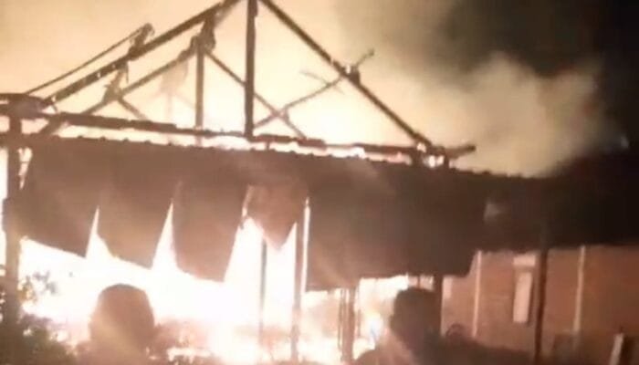 Kebakaran Mencekam di Bojonegoro: Api Melahap 3 Rumah Warga Jambean Kedungadem