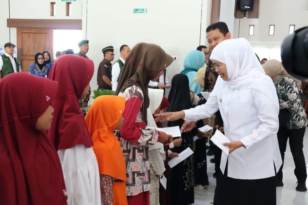 Gubernur Jatim Bagi-Bagi Bansos dan Luncurkan Masjid Baru di Bojonegoro