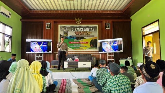 Polisi Masuk Sekolah, Ratusan Siswa MTsN 4 Blitar Dibekali Ilmu Lalu Lintas