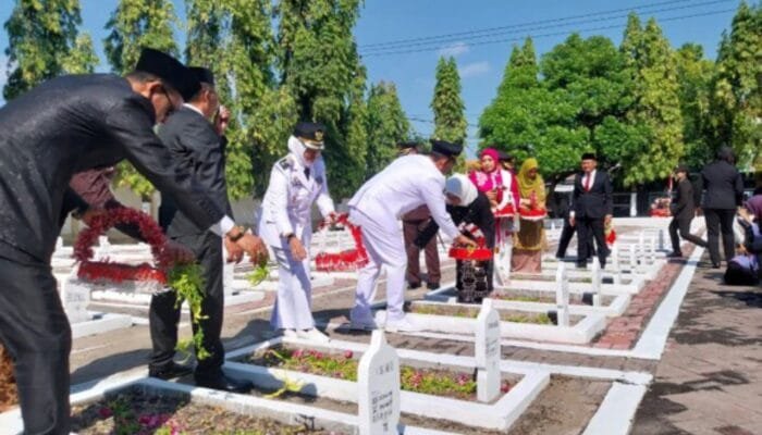 Usai Upacara 17 Agustus, Bupati Bojonegoro Pimpin Tabur Bunga di TMP