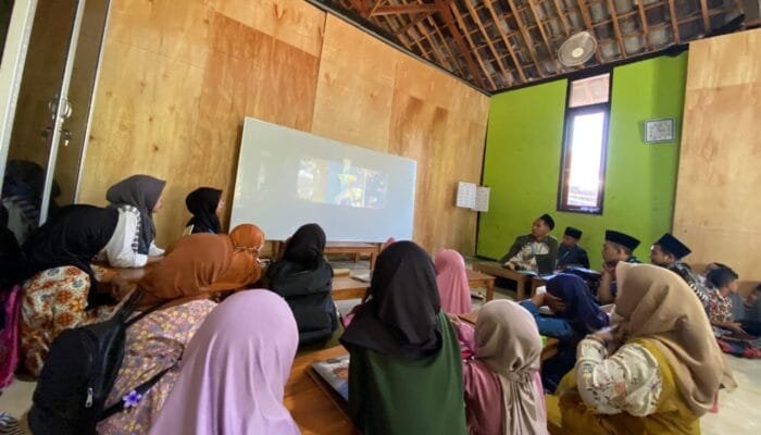 Mahasiswa KKN Unugiri Tanamkan Nilai Kehidupan Lewat Nonton Film Bareng di TPQ
