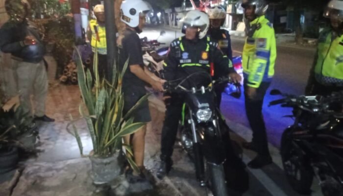 Remaja Kediri Kota Kocar-Kacir saat Polisi Bubarkan Aksi Jumat Gaul