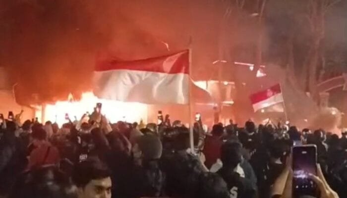 Api Lumat Grahadi Surabaya, Aparat Kalah Jumlah Mundur dari Lokasi