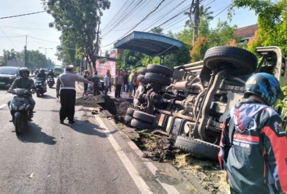 Drama Truk Patah As di Babat, Polisi Sukses Lancarkan Arus Kendaraan