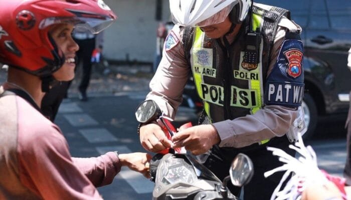 Jalanan Gresik Dipenuhi Bendera Merah Putih dari Satlantas