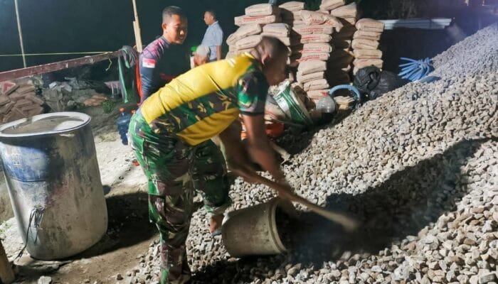 Check Dam Dikebut Satgas TMMD 125, Warga Soko Gotong Royong hingga Larut Malam